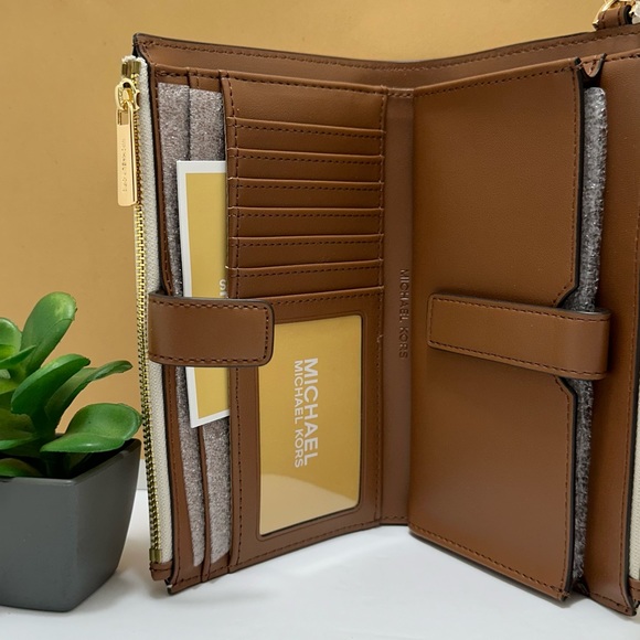 Michael Kors Wallet - Picture 3 of 7